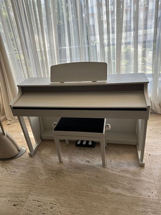 Дигитално пиано – произведено в Германия заедно със стол