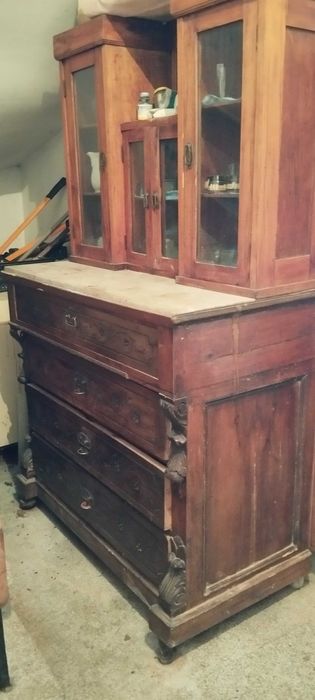 Старинен скрин с дърворезба