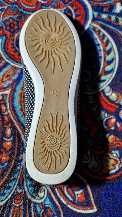 Продам туфли для девочки 35 размер ,8-9 лет