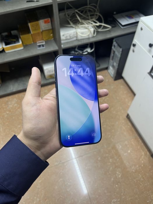 Iphone 17 pro 256гб почти новый