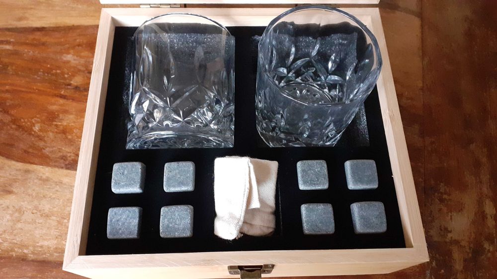 чаши антикварни масивни стъклени в масивна дървена кутия с кубчета лед