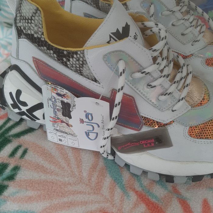 Продам новые красивые кроссовки Guga