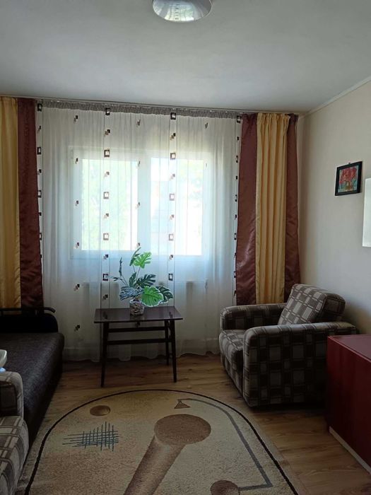 vanzare apartament decomandat cu doua camere, etajul trei