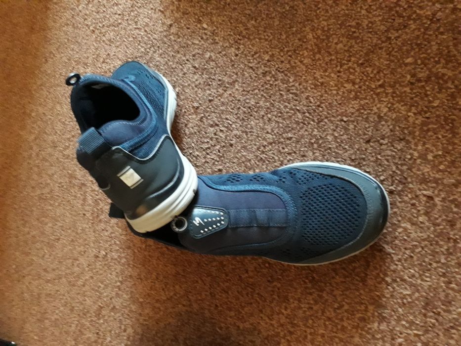 Дышащее кроссовки.