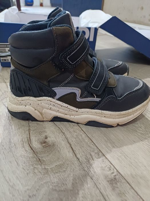 Продам детские ботинки