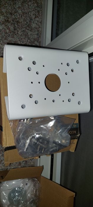 Suporti montare camere video pe stalpi - Pole Mount