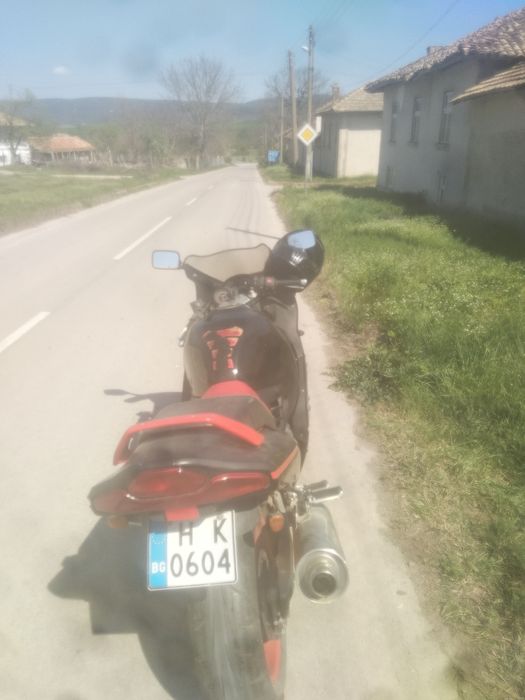 Suzuki rf 900r 1996 137 коня не е пален повече от една година има нужда от акумулатор двигателя върти може да иска почистване на карбуратори