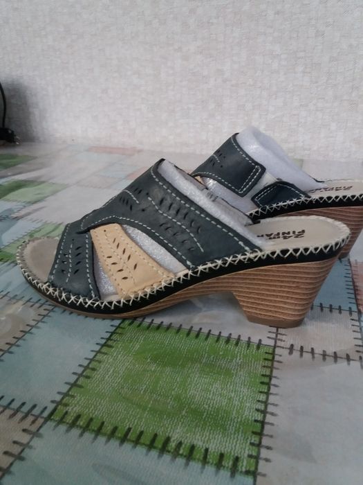 продается женская летняя кожаная обувь