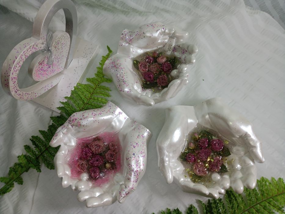 "Руки Адама" с настоящими цветами, отличная идея для подарка и интерье