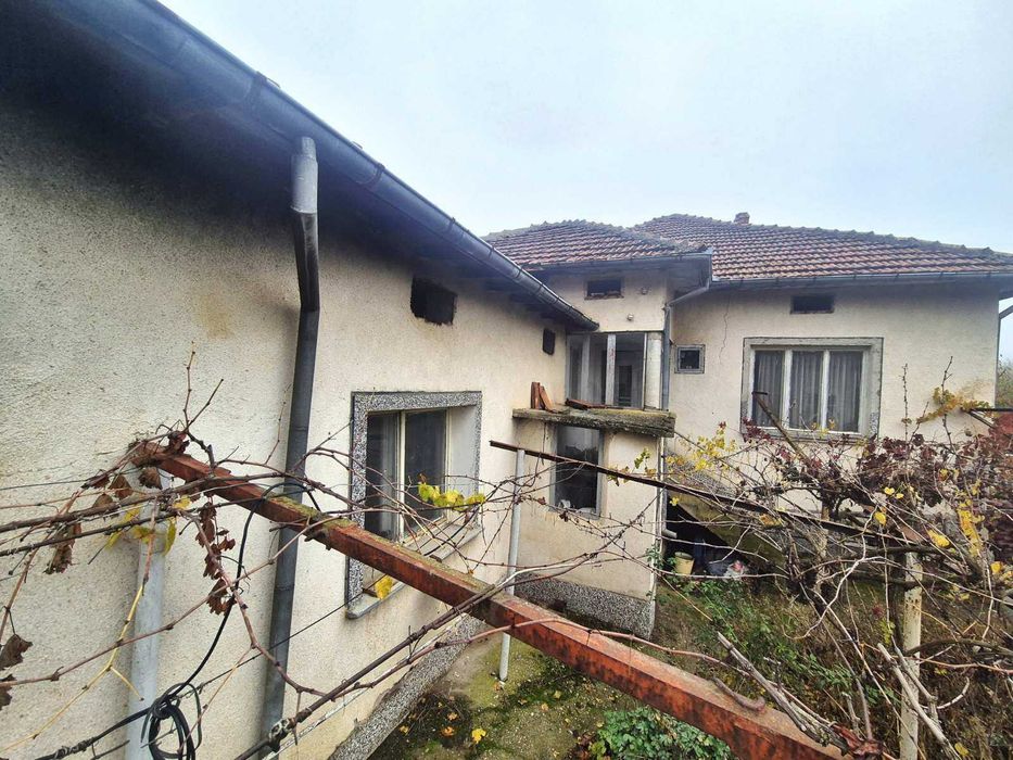 Къща "близнак" в с. Петокладенци обл. Плевен