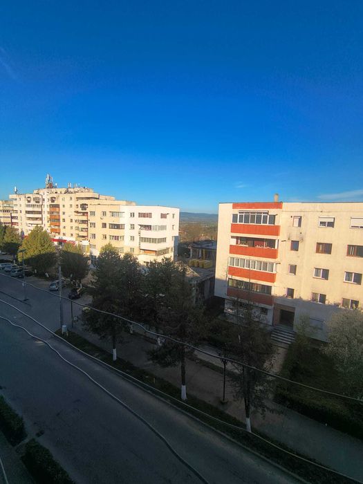 Apartament de vanzare , cu spatiu pentru depozitare la parter , situat la etajul 4 , 3 camere decomandate , spatios ,luminos cu vedere pe doua zone