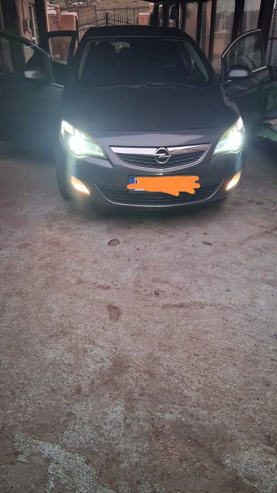 Vând Opel Astra j