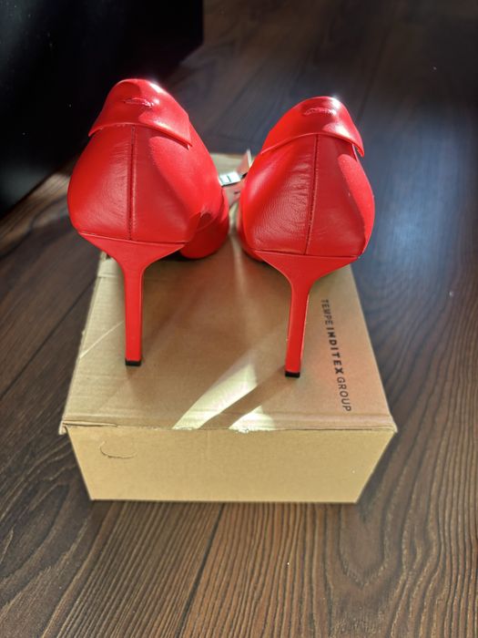 Кожени обувки на висок ток