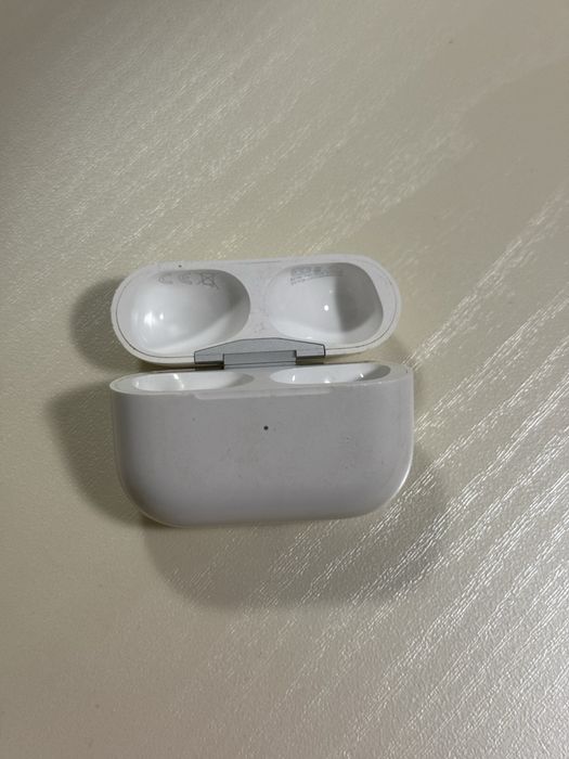 Продам оригинальный кейс от AirPods Pro 2