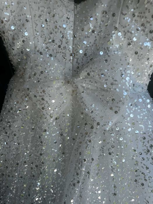 Дамска бяла рокля с блестящ ефект за кръщене/сватба, еднакви рокли