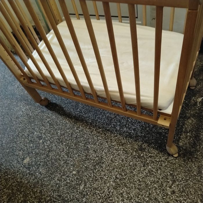 Продавам за бебе кошара