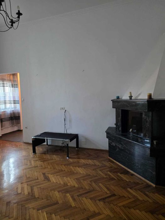 Inchiriez apartament  3 camere , situat în zona Biserica Rosie Arad