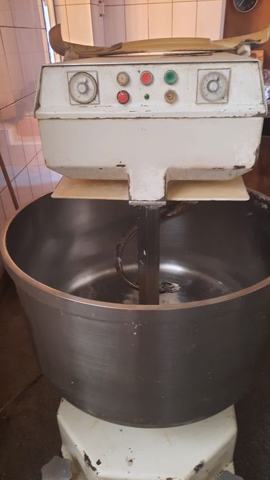 Cuptor, 2 x malaxor, cernator , feliator brutarie