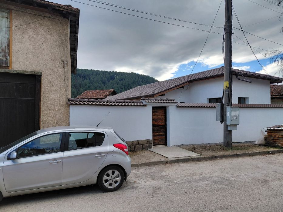 Къща с двор и гараж