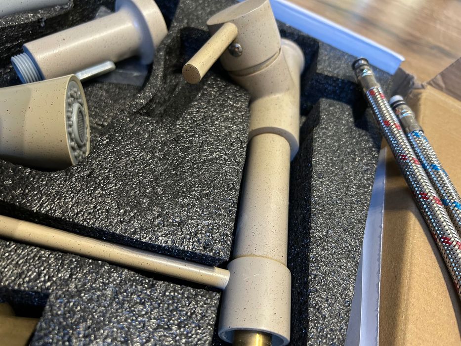 Baterie de bucatarie cu 2 functii de curgere si dus flexibil