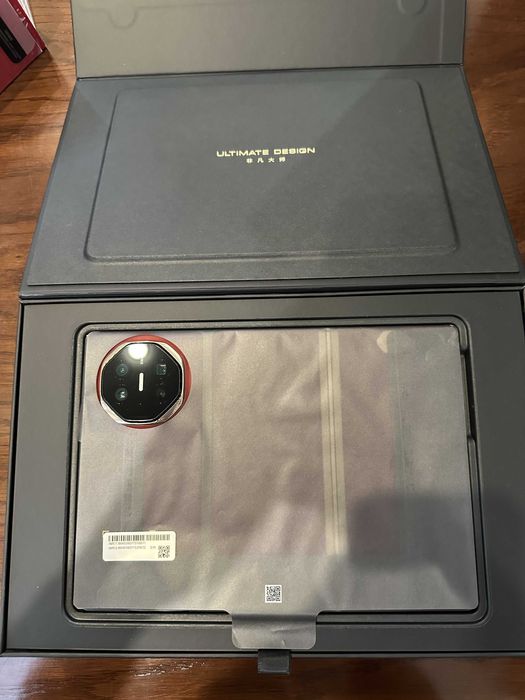 Huawei Mate XT (красный)