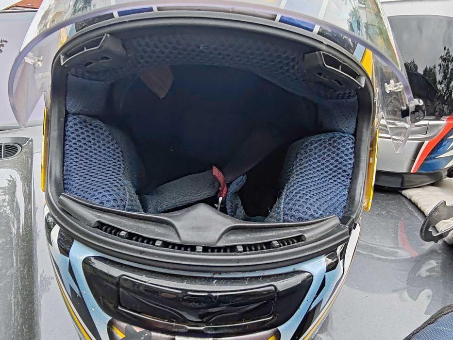 Мото каски, ботуши, екип от 2 части и раници.