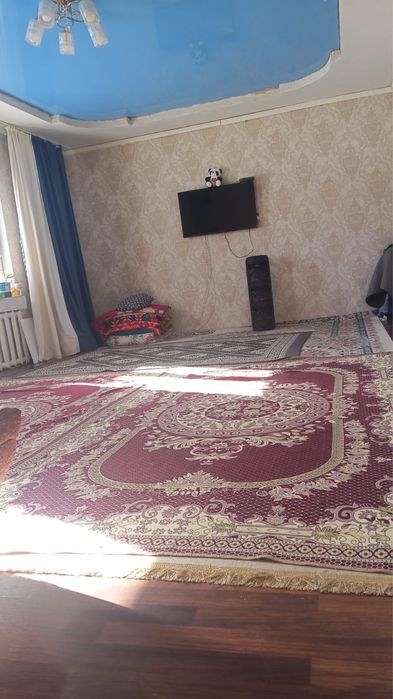 Ақтөбеде 3 бөлмелі кең жер үй сатылады!