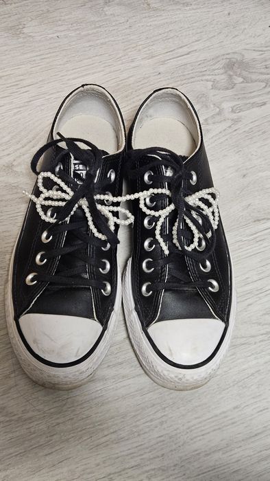 Подарявам носени обувки Converse