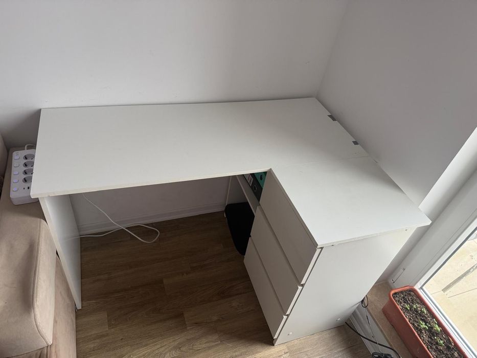 Vand birou în forma de L