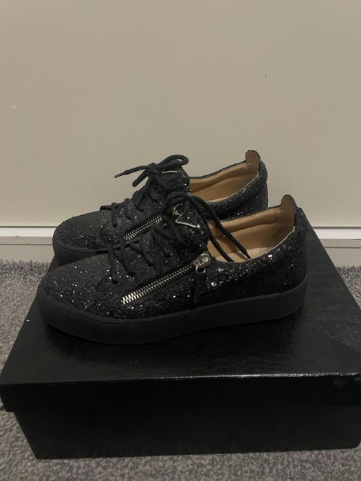 Vând sneaker Philipp plein si Giuseppe zanotti
Nu răspu
 Giu