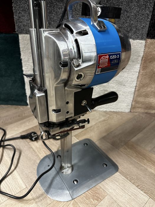 Vand Masina de croit,taiat,debitat materiale(perdele,draperi,covoare)