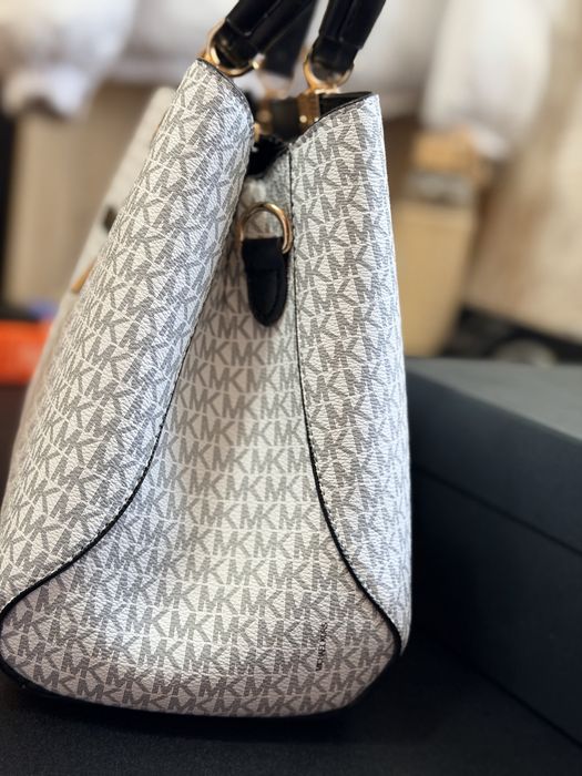 Geanta noua damă Michael Kors, model clasic, saculet, etichetă