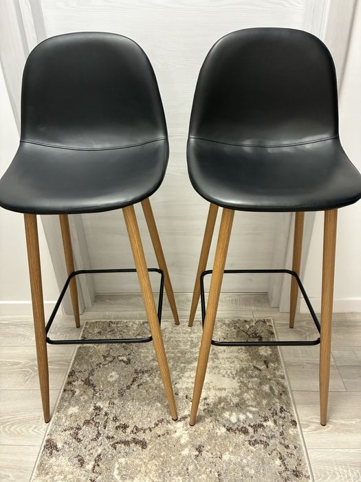 Doua scaune  bar Jysk, negru/ stejar natur, imitatie piele