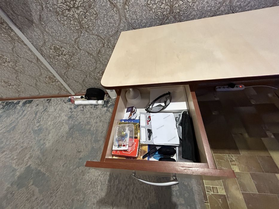 Стол письменный.