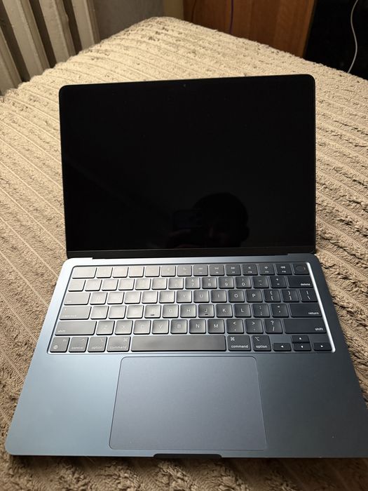 Mac book m3 8/256