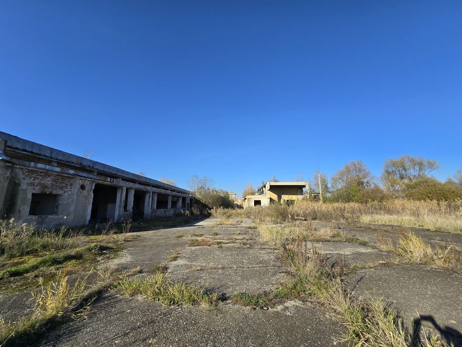 Teren industrial și clădiri