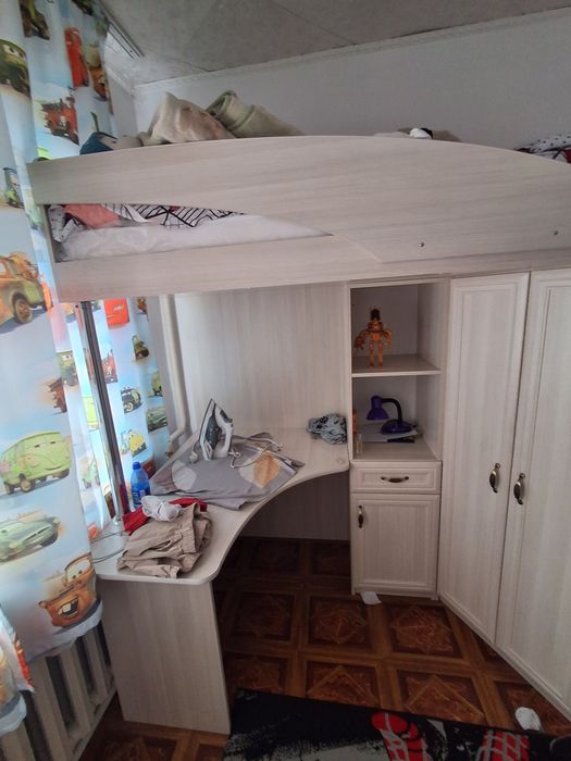 Продам кровать со столом и шкафом