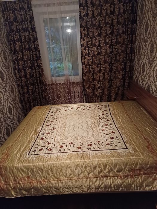 Двуспальная кровать с матрасом.
