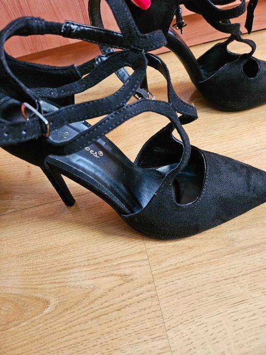 Нови елегантни черни обувки