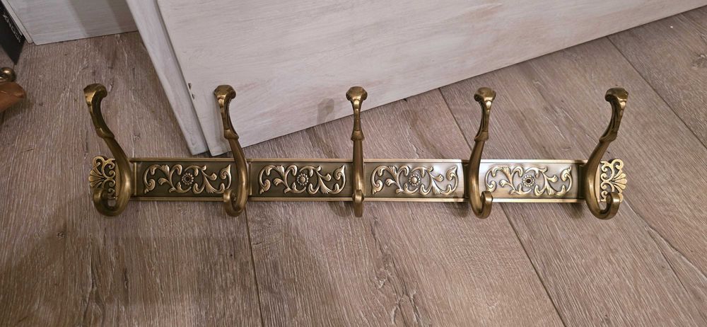 Алуминиева закачалка с красиви декоративни елементи.