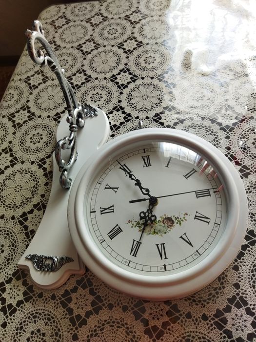 Продам часы двухсторонние.