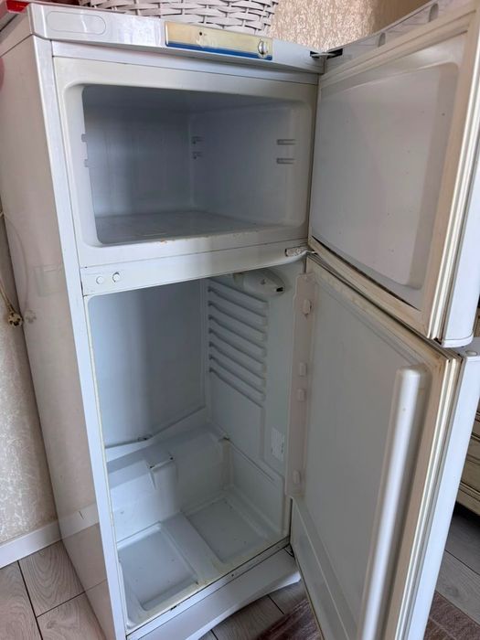 Холодильник продаю на запчасти