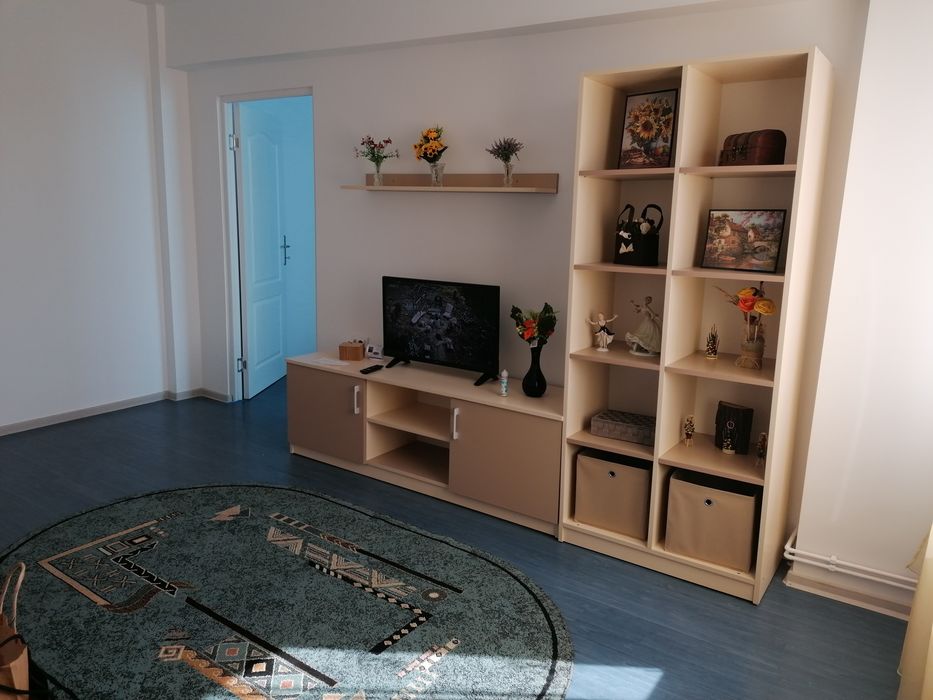 Închiriez apartament 2 camere central.