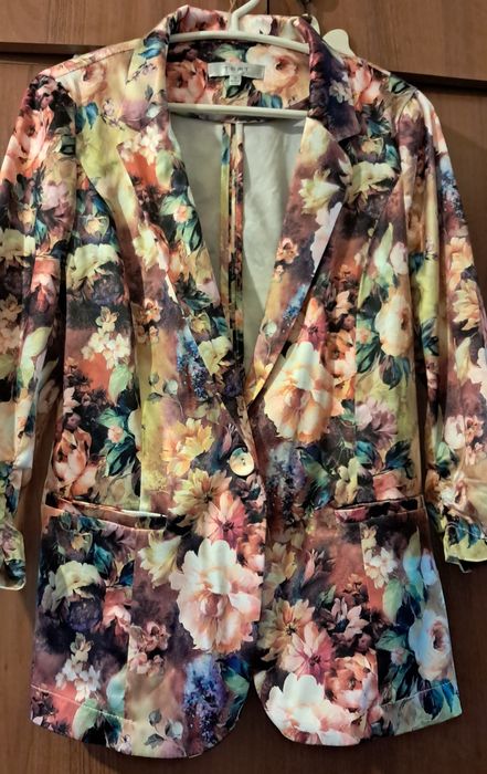 Две красиви дамски сака