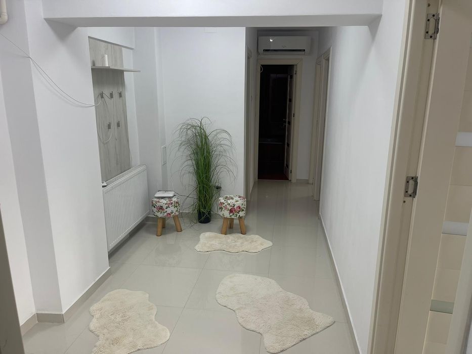 Închiriez apartament central zona 0 compus din 3 cameri 2 bai 3 terase et 4 din 8 .