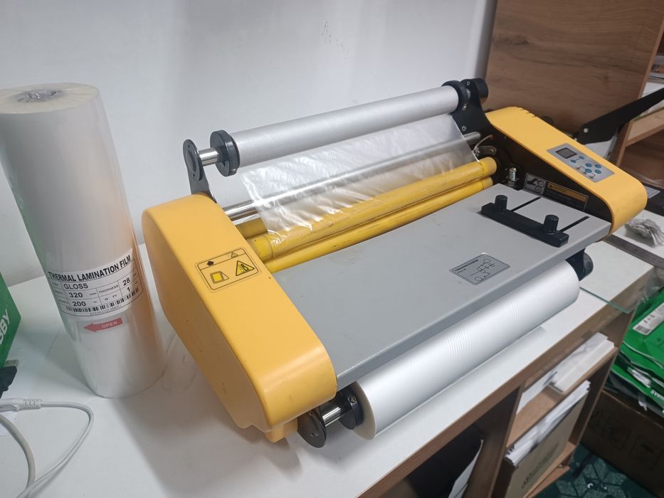 Laminator, yupqa laminat uradigan laminator sotiladi.