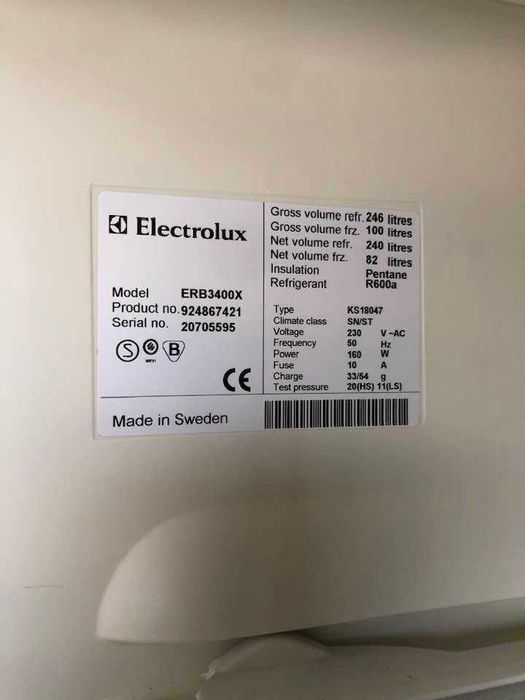 Продавам голям хладилник с фризер ELECTROLUX . Работещ идеално.