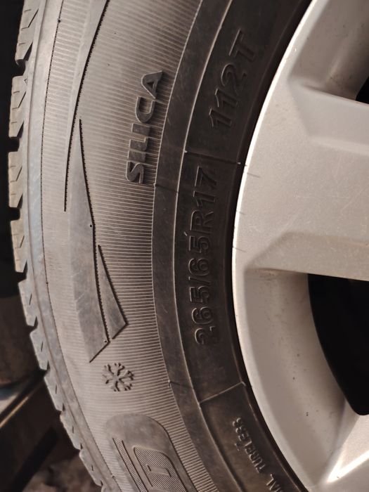 Продаю Шины зимние. Липучка. .