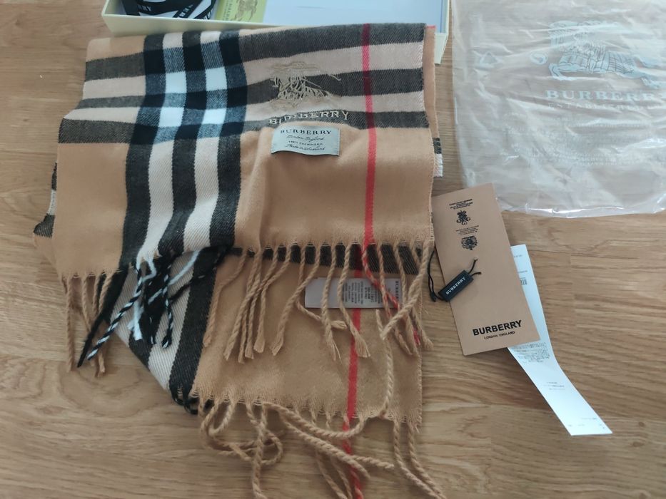 Esarfa scarf Burberry cadou ideal de Craciun