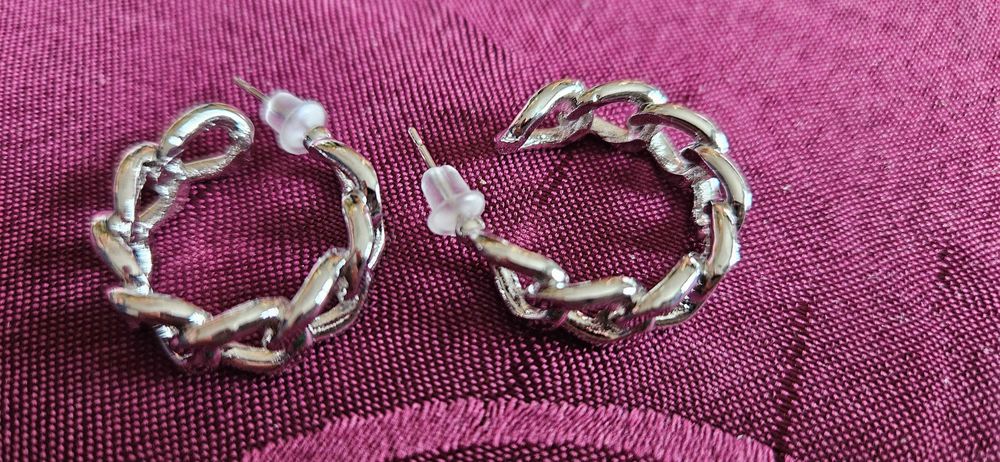 Обеци чисто нови